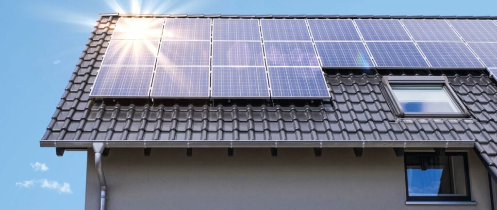 Toiture d'une maison individuelle recouverte de modules photovoltaïques