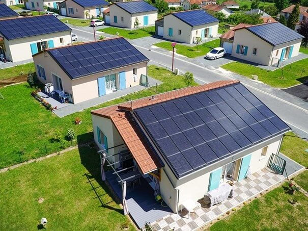 Lotissement avec plusieurs maisons équipées de panneaux solaires