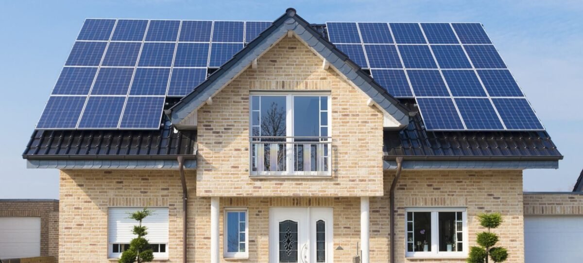 Toiture d'une belle villa équipée de panneaux solaires