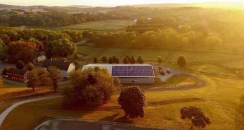 Bâtiment agricole équipé de panneaux solaires