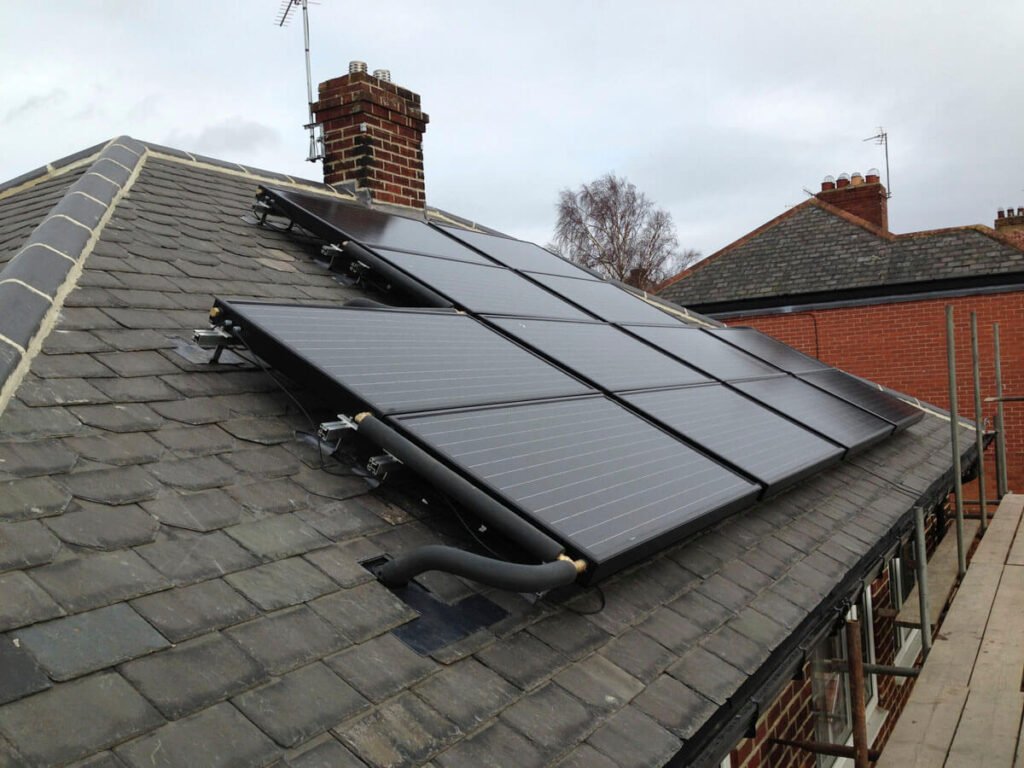 panneaux solaires hybrides fixés sur une toiture équipées d'ardoises
