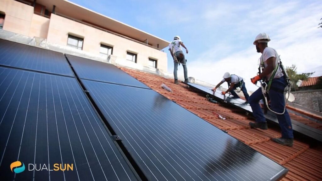 Installateur en cours de pose de panneaux solaires Dualsun