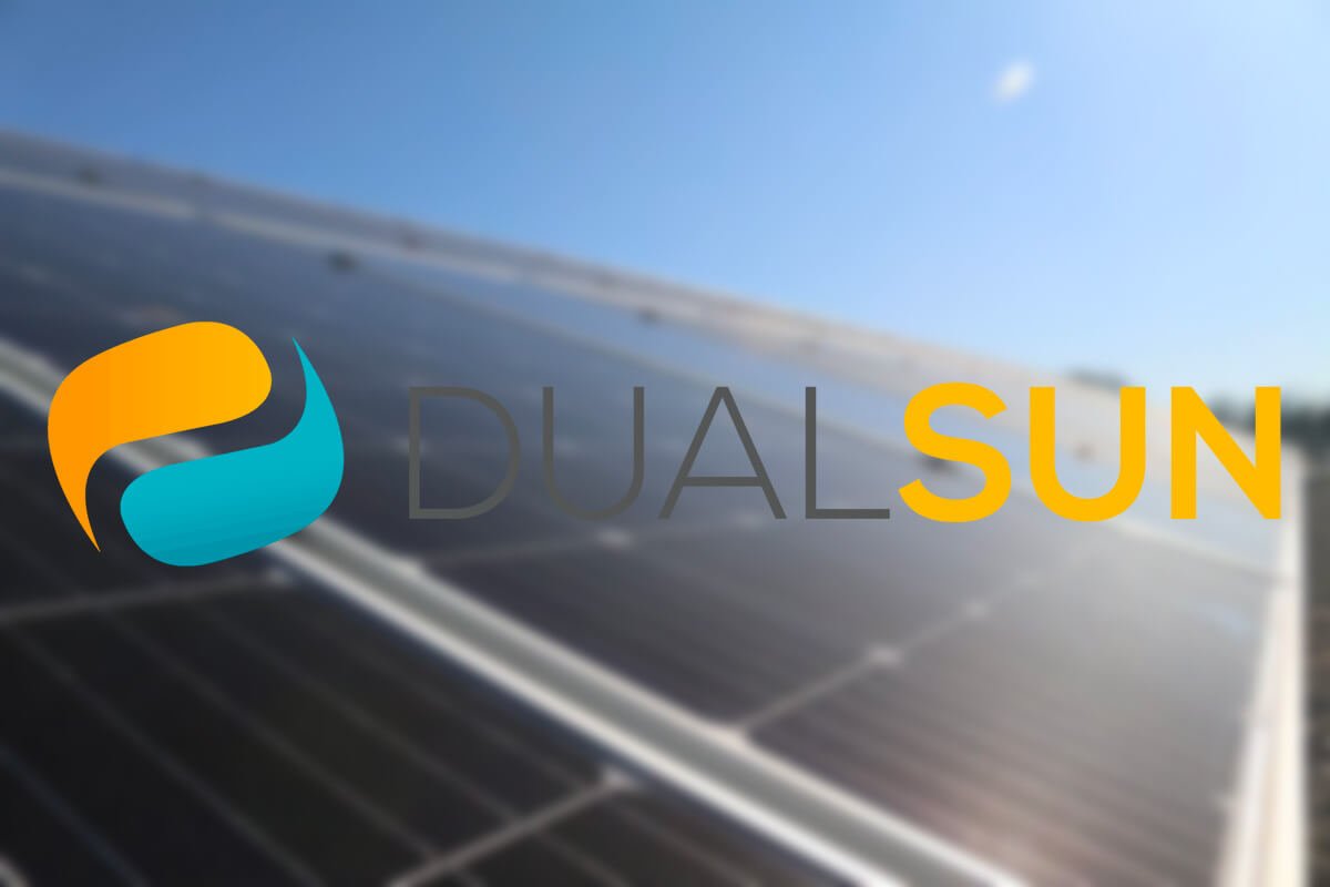 Logo Dualsun avec panneaux solaires en fond