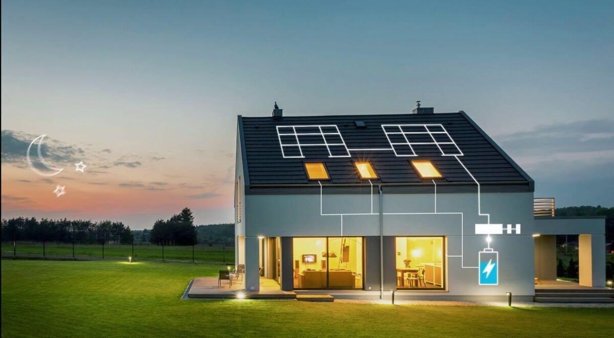 maison solaire avec panneaux solaires et batteries