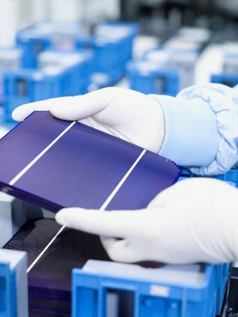 Cellules PV vues de prés dans une ligne de fabrication de panneaux solaires